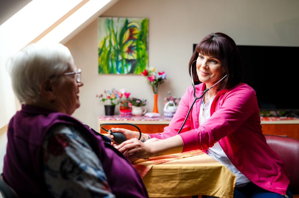 Merjenje krvnega tlaka stanovalki